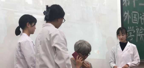 天津外国语学院学生妹 于惠 背着男友