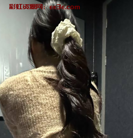 私密影院中萝莉少女被闺蜜表哥