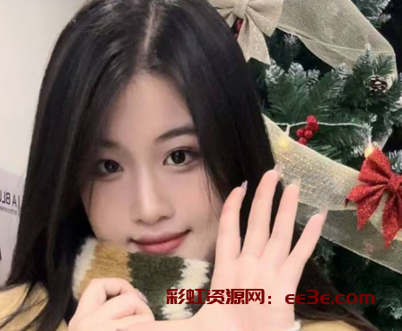 私密影院中萝莉少女被闺蜜表哥