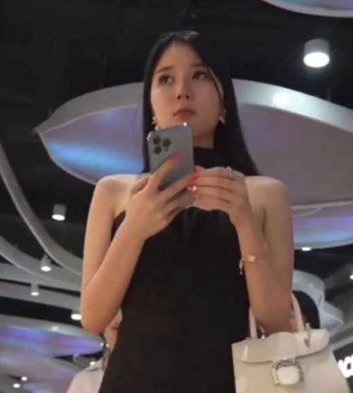 商场极品短裙小姐姐