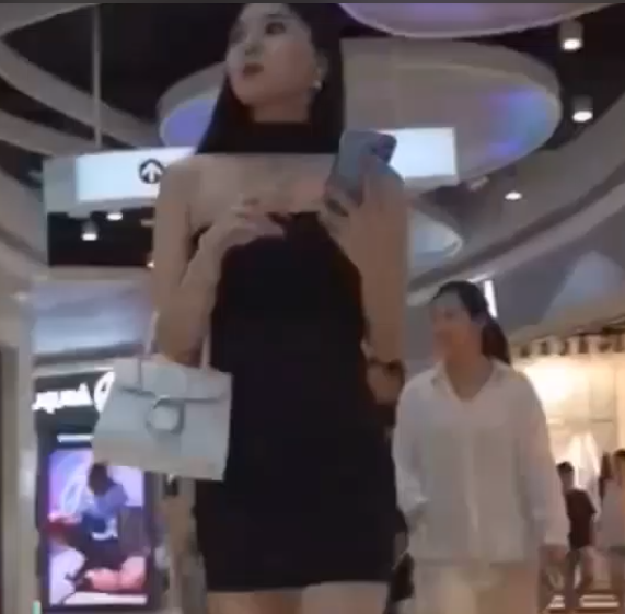 商场极品短裙小姐姐