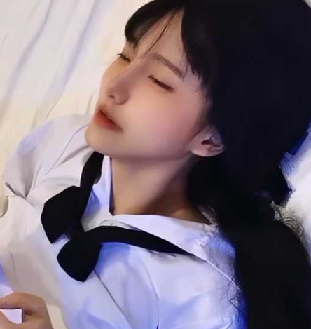 高颜值清纯学生妹 美腿肥臀身材极品 为了零花钱